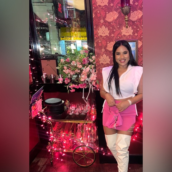 Meet your Posher, Laura - Picture 1 of 1